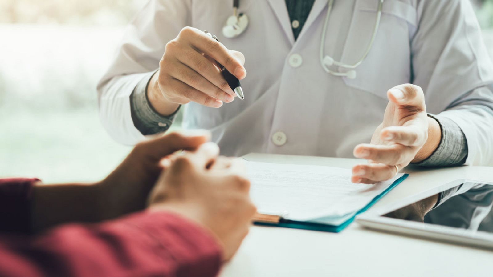 Imagen de archivo de un médico atendiendo a un paciente.