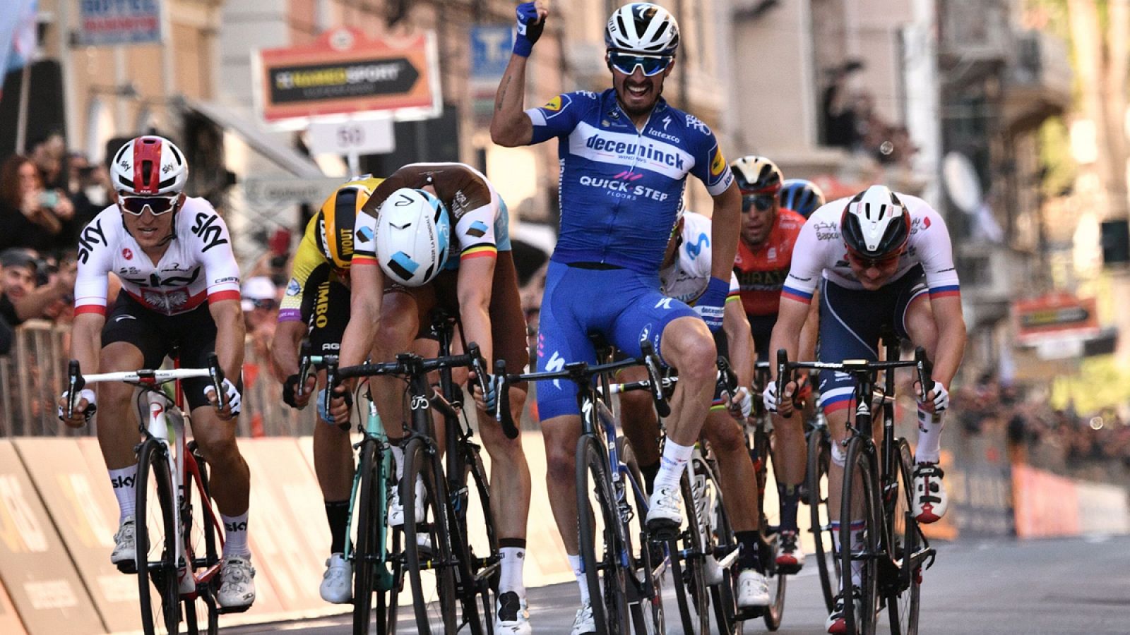 Julian Alaphilippe se impone al sprint en la Milán - San Remo