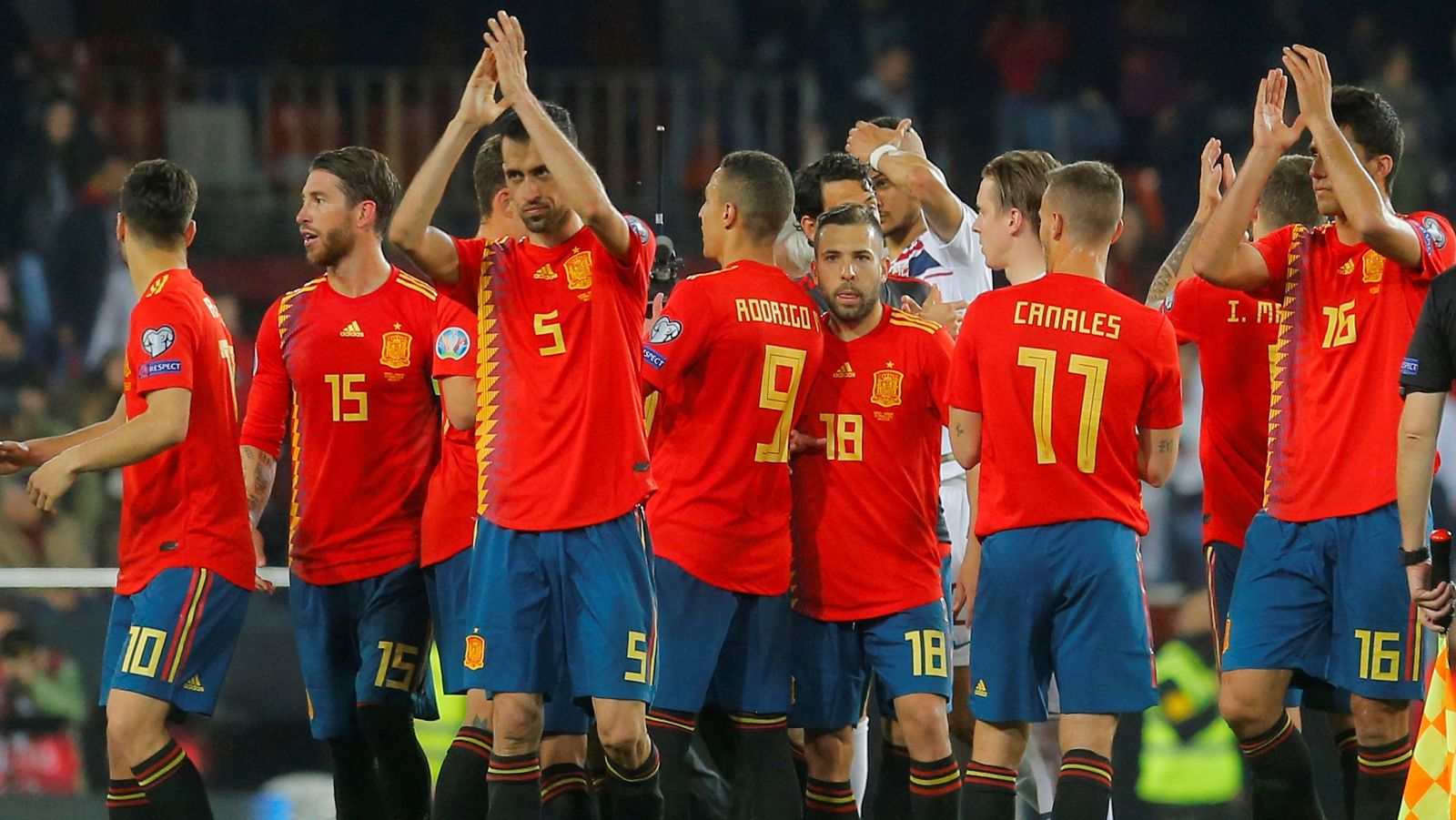 Los jugadores de España saludan a los aficionados tras el partido ante Noruega.