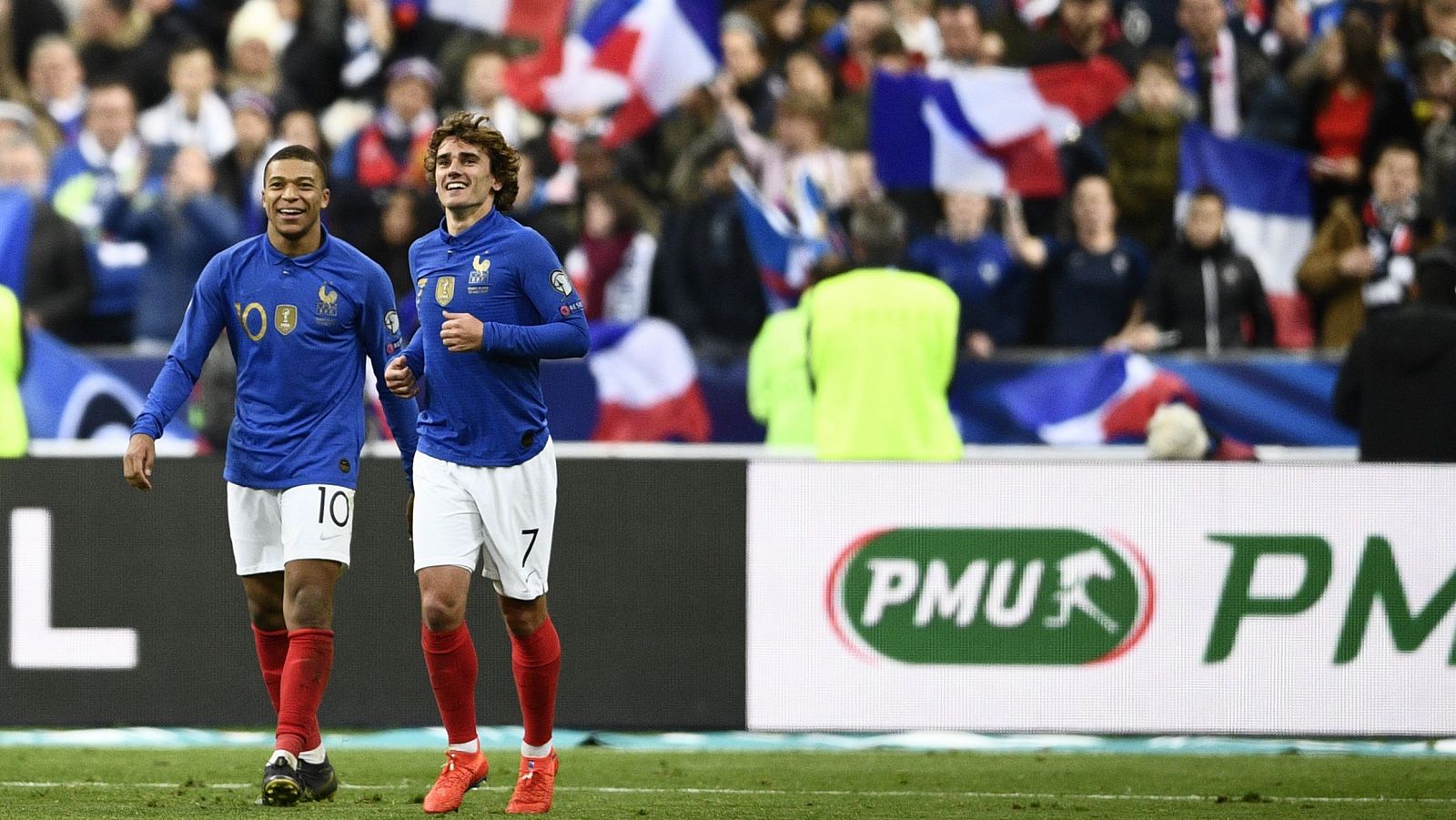 Griezmann y Mbappé celebran uno de los cinco goles de Francia.
