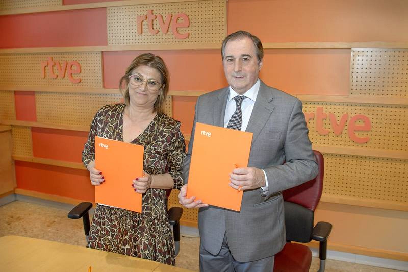  El director de TVE, Eladio Jareño, y la alcaldesa de Medina del Campo (Valladolid), Teresa López Martín