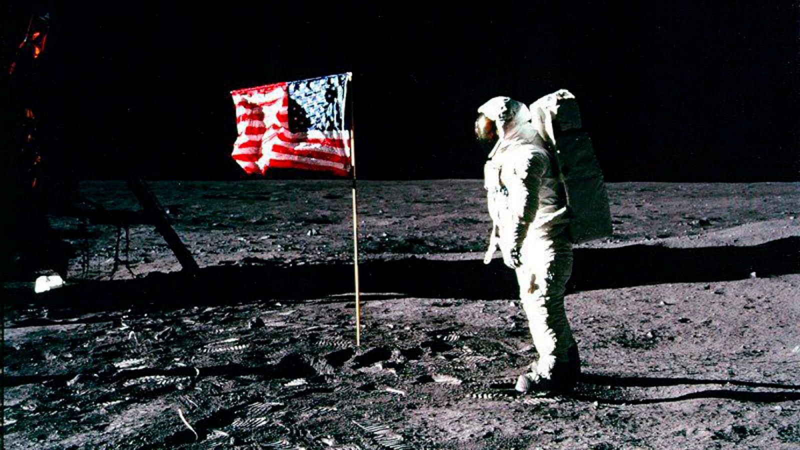 El astronauta estadounidense Edwin 'Buzz' Aldrin junto a la bandera de su país en la superficie lunar en 1969