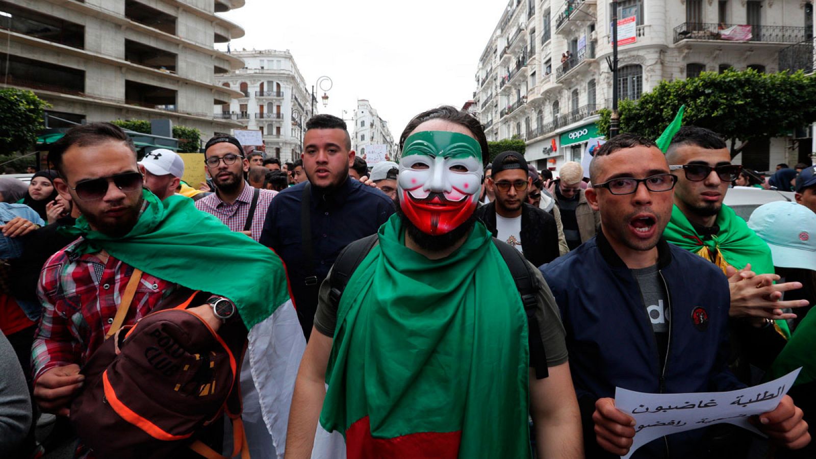 Estudiantes argelinos participan en una manifestación contra el presidente del país, Abdelaziz Bouteflika, este martes en Argel (Argelia).