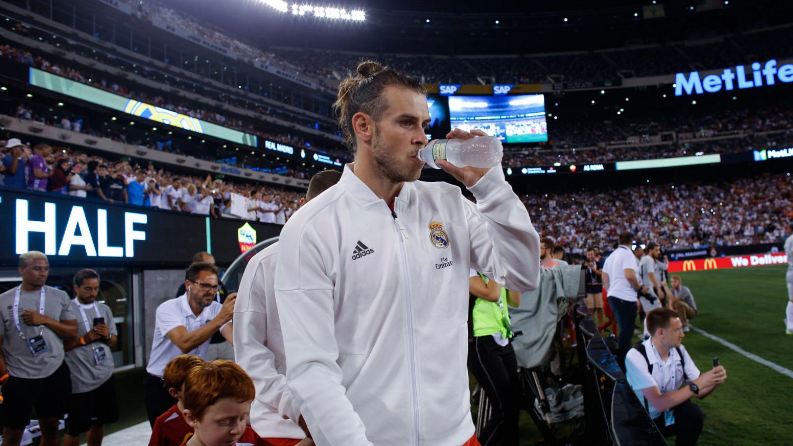 El jugador del Real Madrid, Gareth Bale, bebiendo agua.
