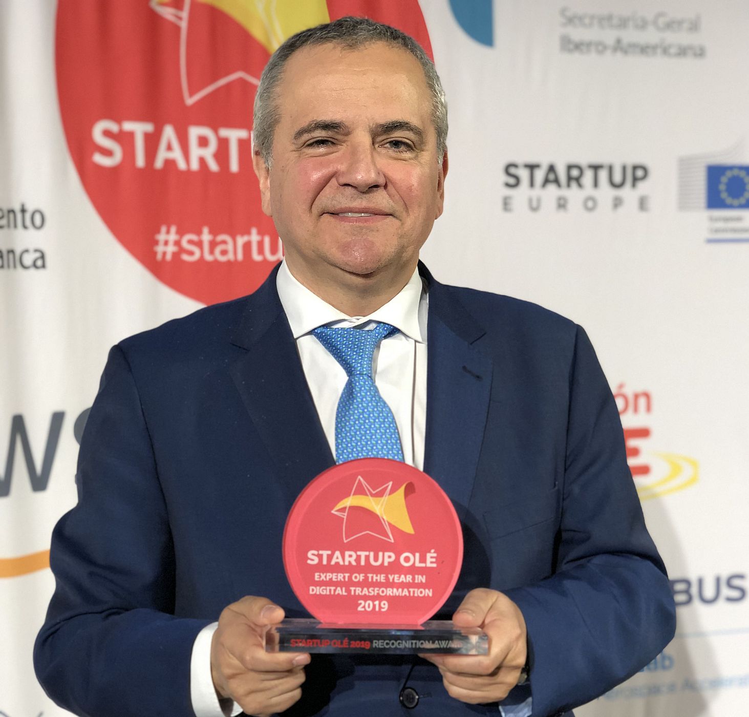 Juanma Romero con el premio de Startup OLÉ a la transformación digital