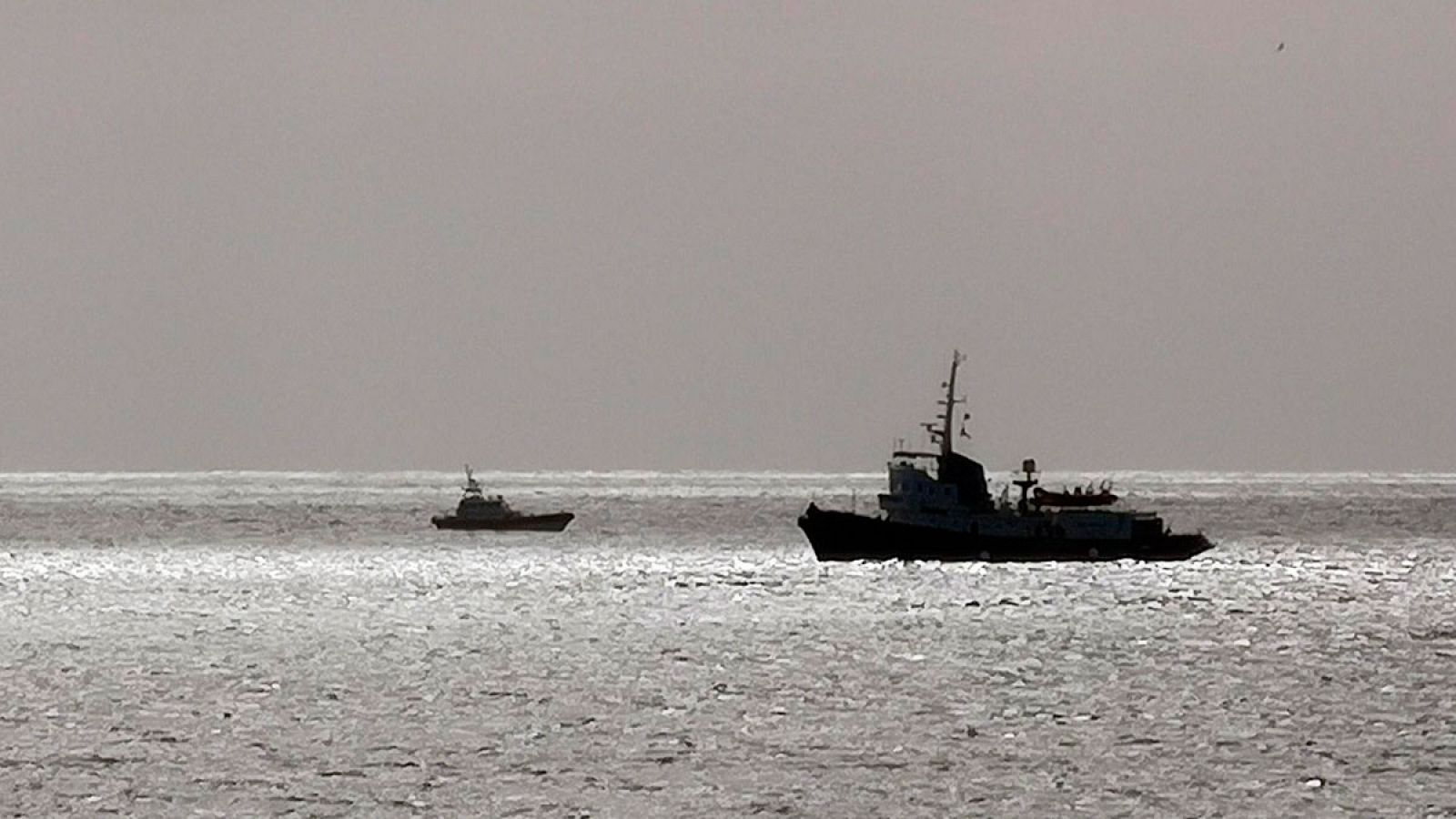 Buque patrulla de la Guardia di Finanza italiana vigila el barco 'Mare Jonio', del proyecto Mediterranea Saving Humans