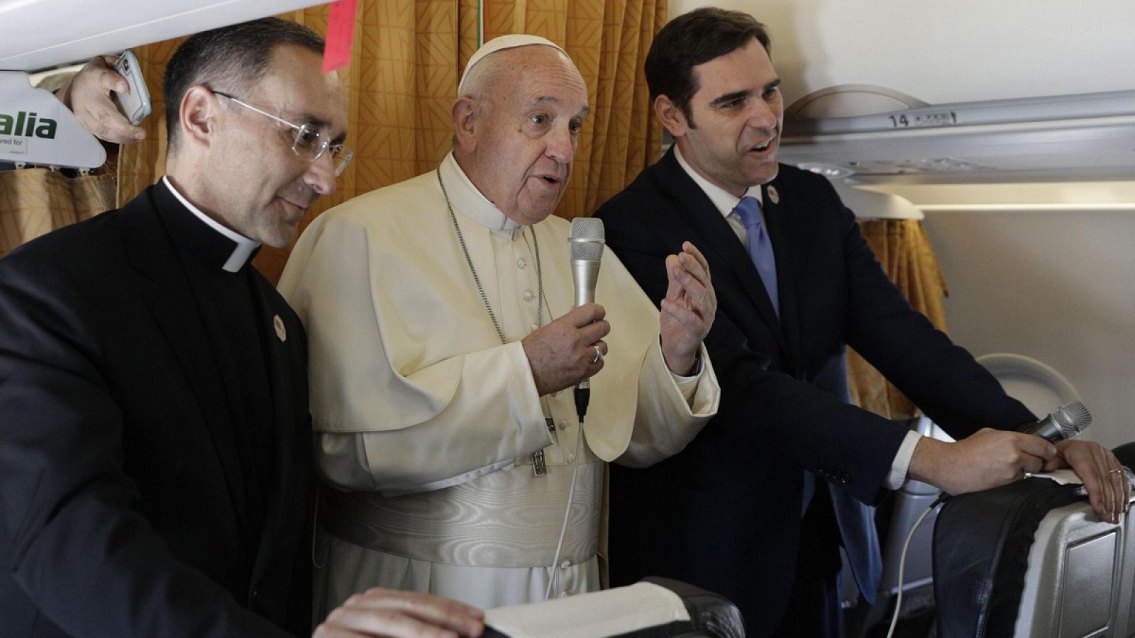 El papa responde a preguntas de los periodistas que viajan con él a Marruecos en el avión papal