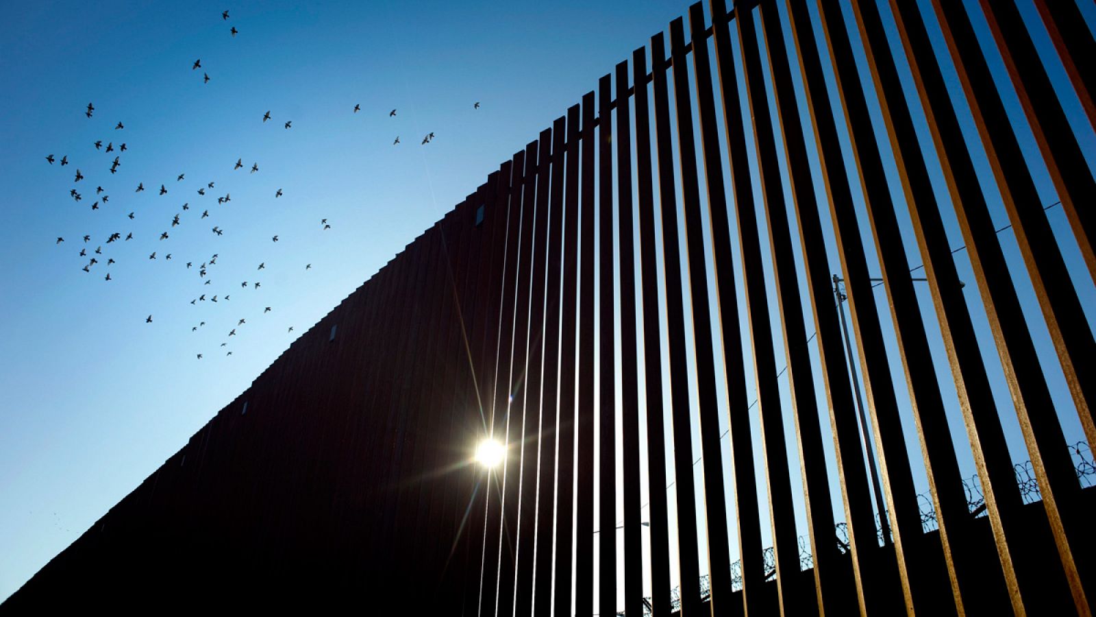 Un tramo renovado del muro fronterizo en Calexico, California