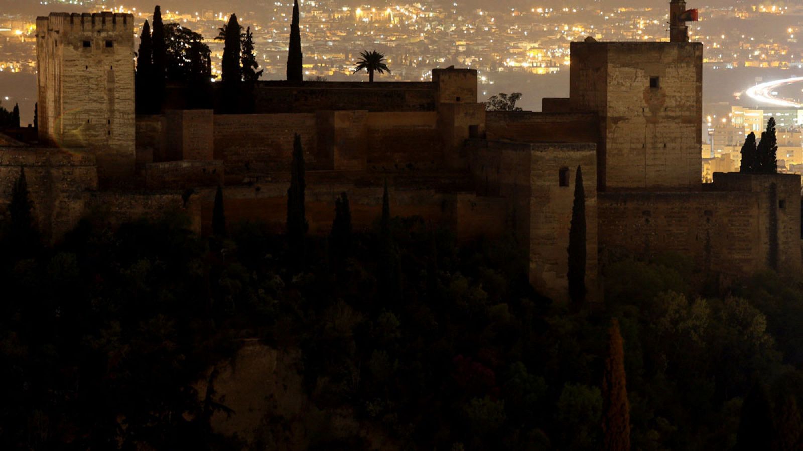 La Alhambra de Granada con las luces apagadas por la Hora del Planeta.