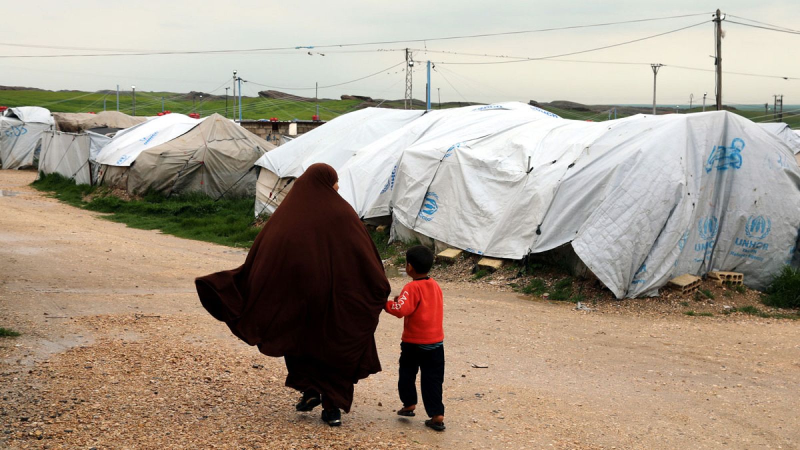 Una mujer y un niño en Roj, un campamento sirio donde se alojan familiares del EI