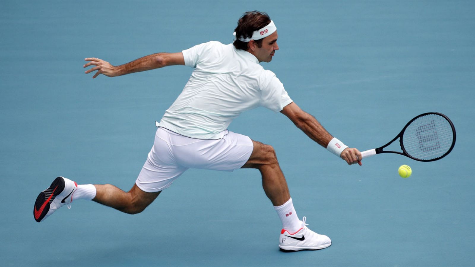 Roger Federer con su clásico revés a una mano