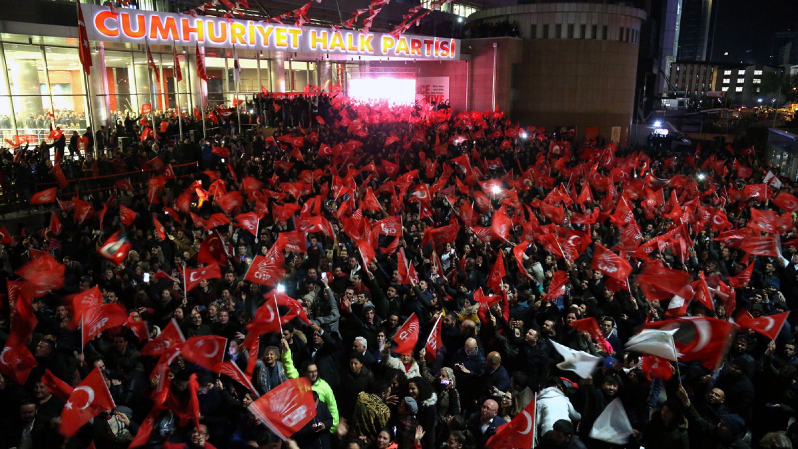 Simpatizantes del opositor Partido Republicano del Pueblo (CHP) celebran la victoria de su candidato a la alcaldía de Ankara