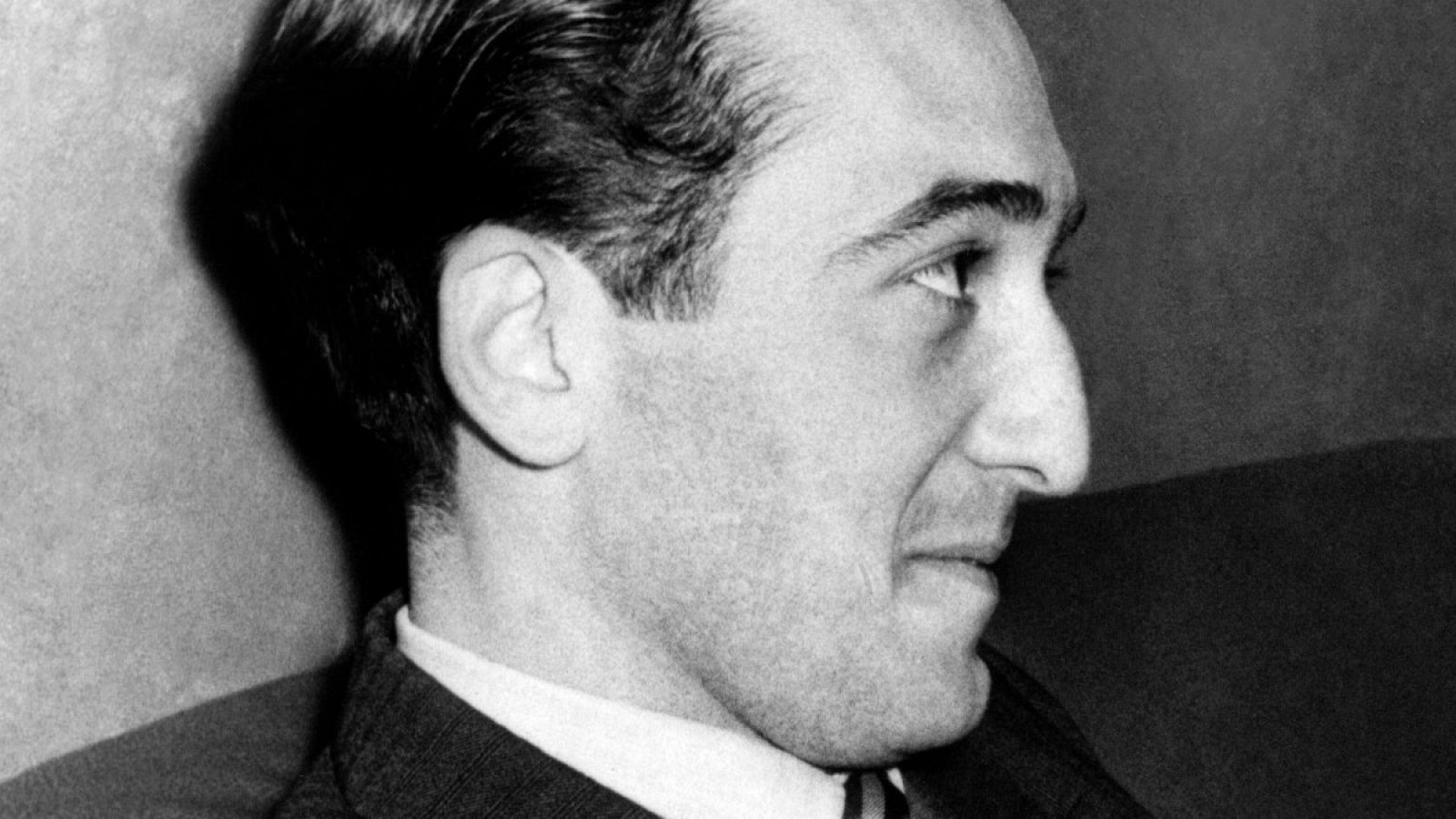 Rafael Sánchez Ferlosio, tras recibir el Premio Nadal por 'El Jarama' en 1955.