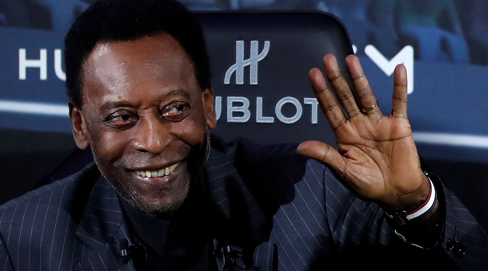 Pelé ha sido hospitalizado en París.