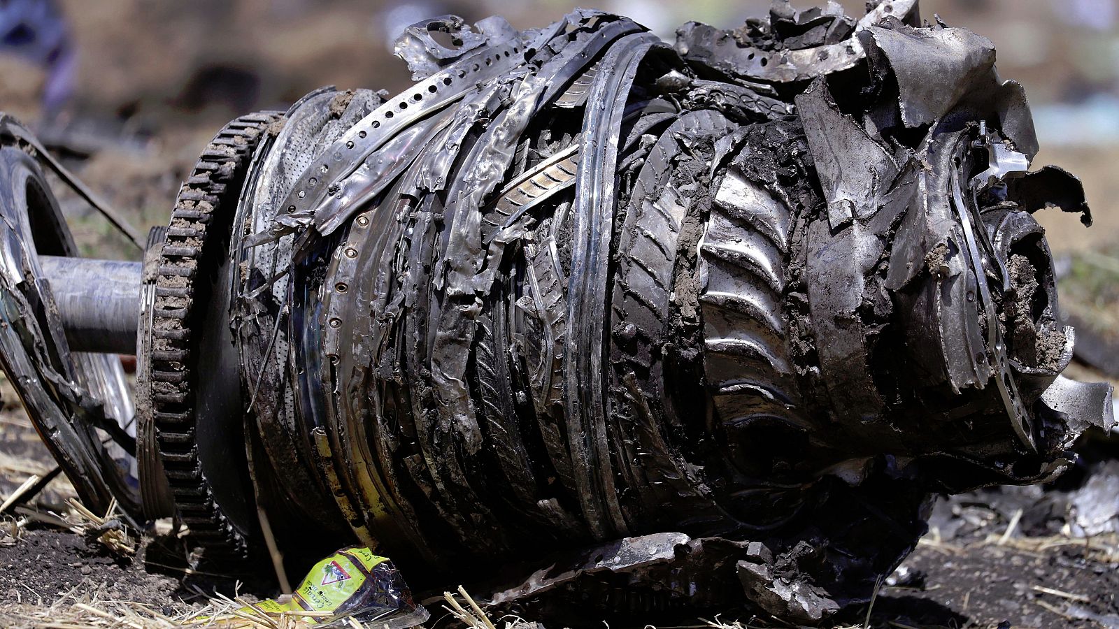Imagen de uno de los motores del Boeing 737 MAX 8 de Ethiopian Airlines, después del accidente.