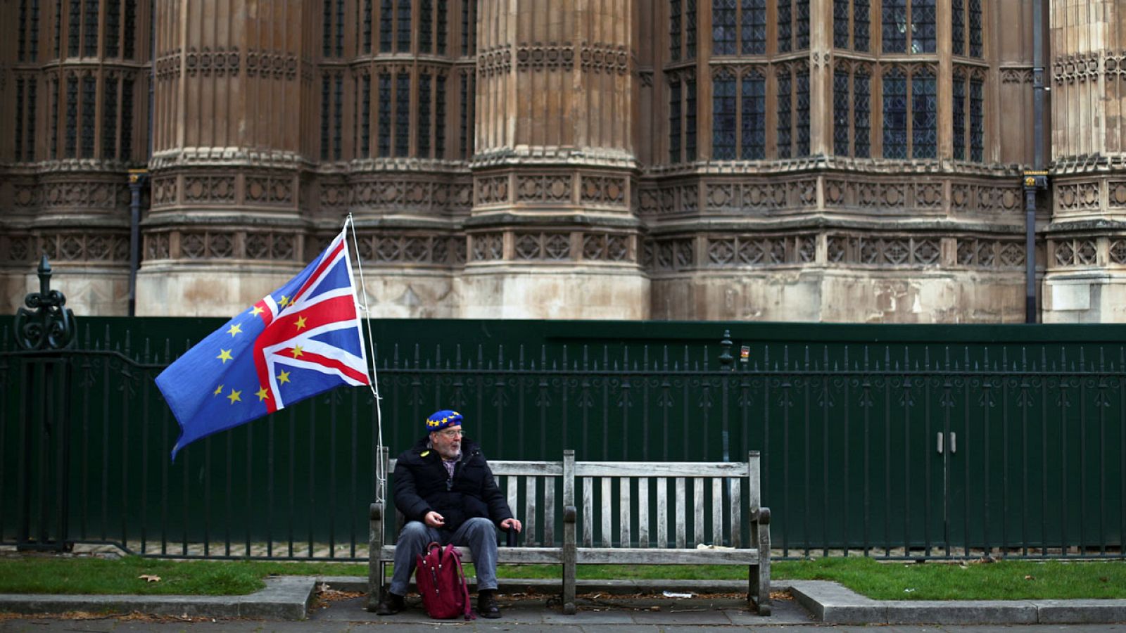 Un hombre se manifiesta contra el 'Brexit' frente al Parlamento británico