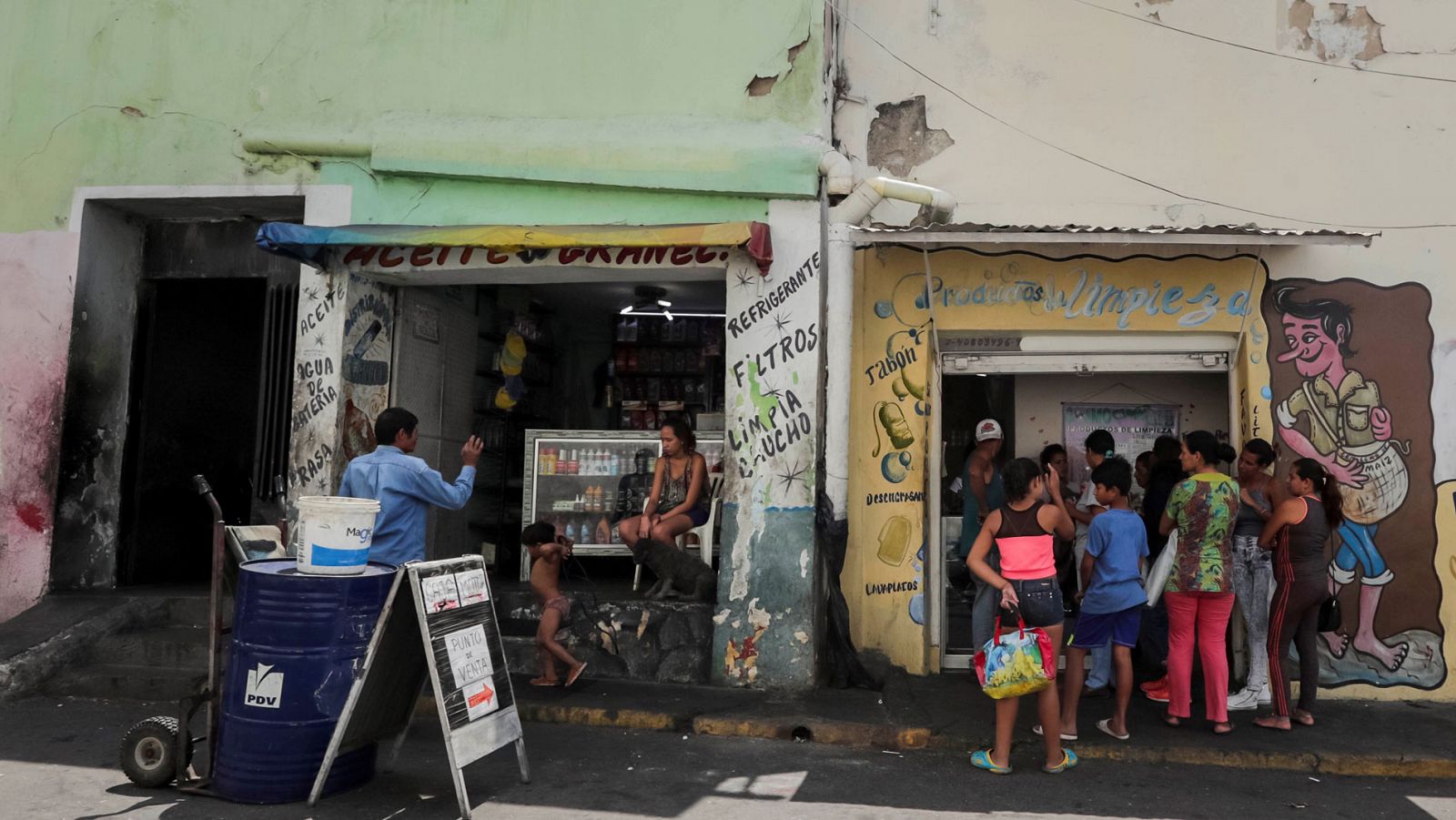 Vista de dos locales comerciales abiertos este miércoles, en el centro de Caracas