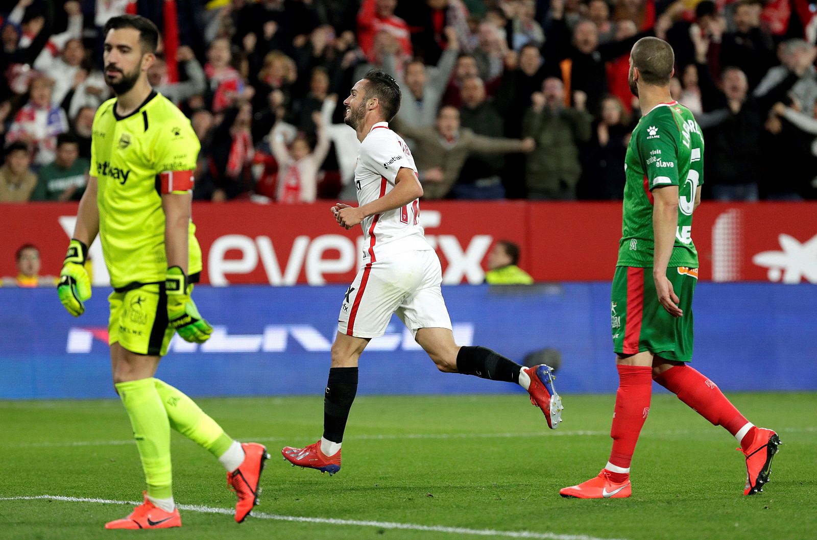 Pablo Sarabia celebra el segundo gol ante Fernando Pacheco, portero del Deportivo Alavés.