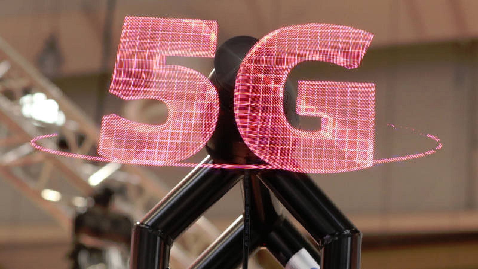 La tecnología 5G transmite datos a gran velocidad y es clave en la llamada cuarta revolución industrial.