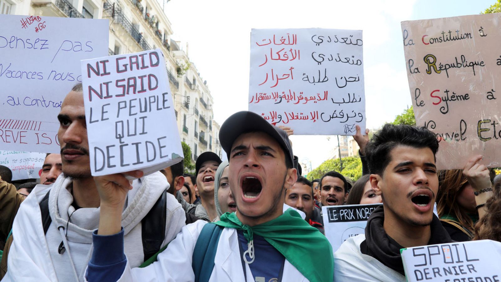 Estudiantes argelinos protestan contra la cúpula de poder de Bouteflika