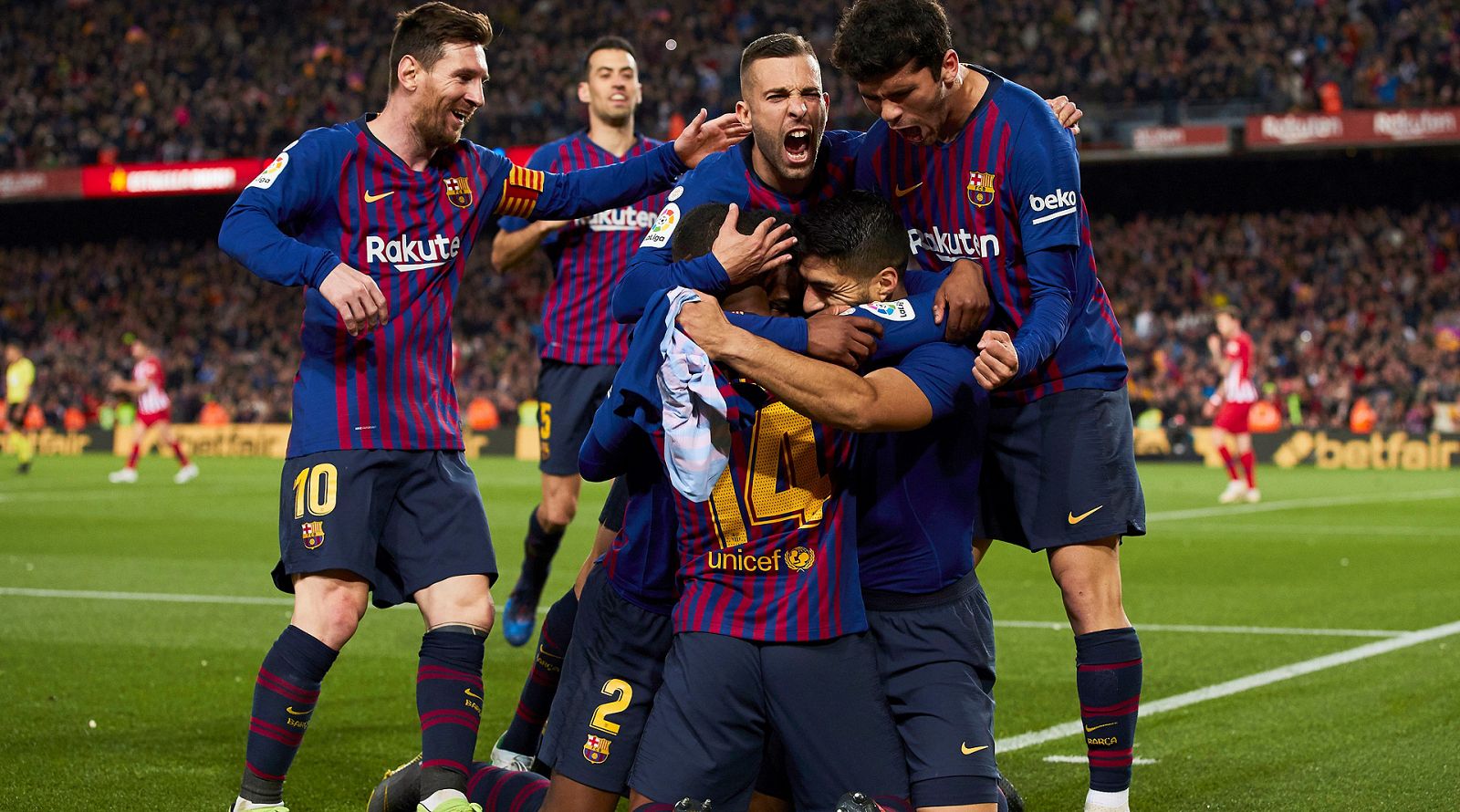 Los jugadores del Barcelona celebran su victoria sobre el Atlético que les acerca a la Liga.