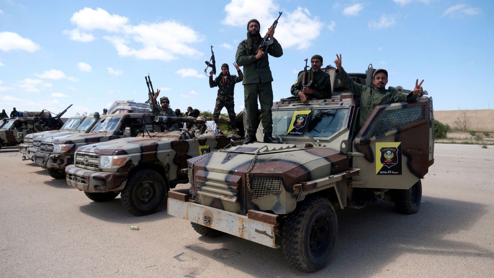 Integrantes del Ejército Nacional Libio (LNA) en Bengasi posan antes de salir a reforzar a las tropas que avanzan sobre Trípoli