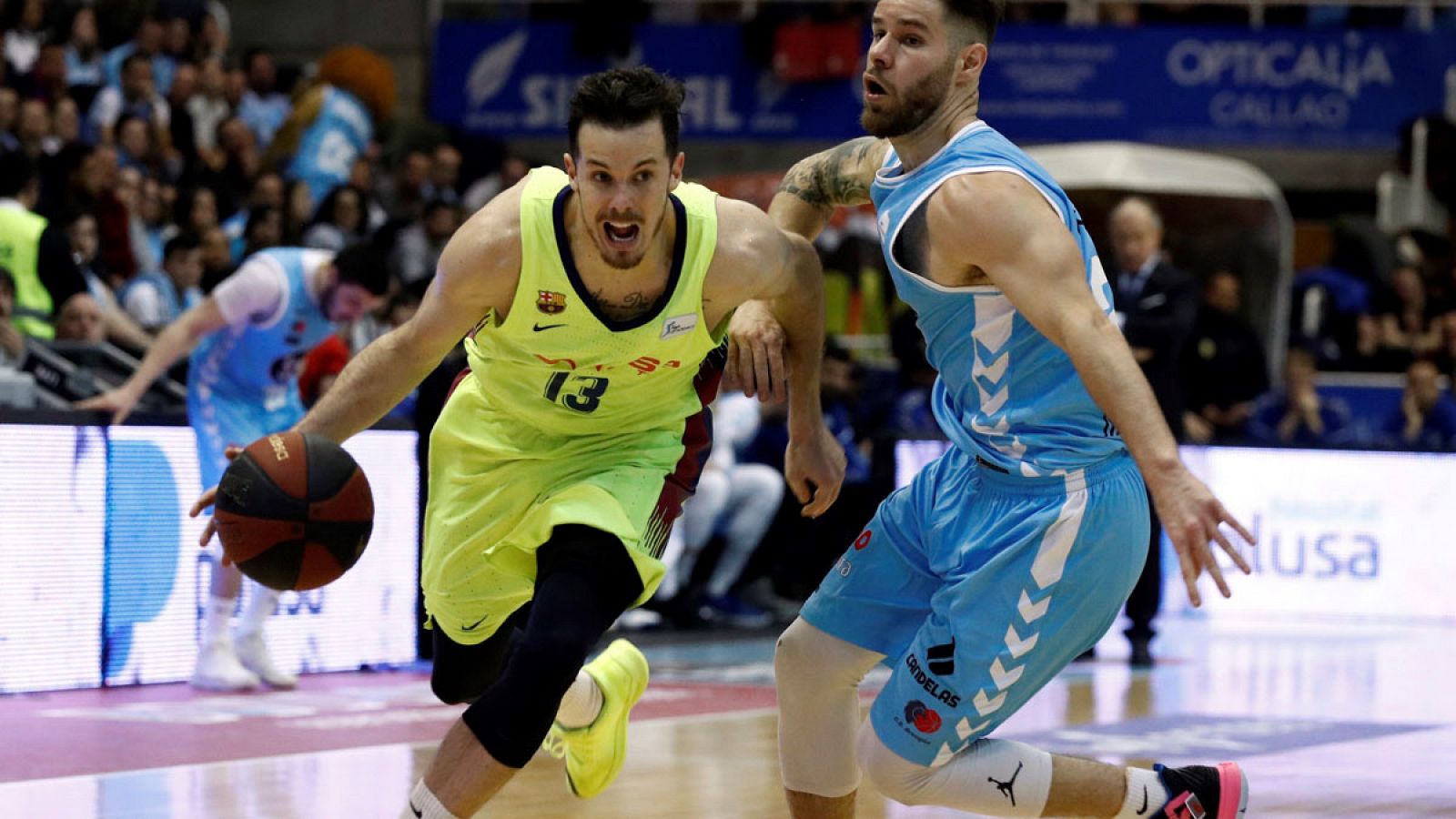 Thomas Heurtel (i) con el balón ante la defensa Chrisitan Díaz