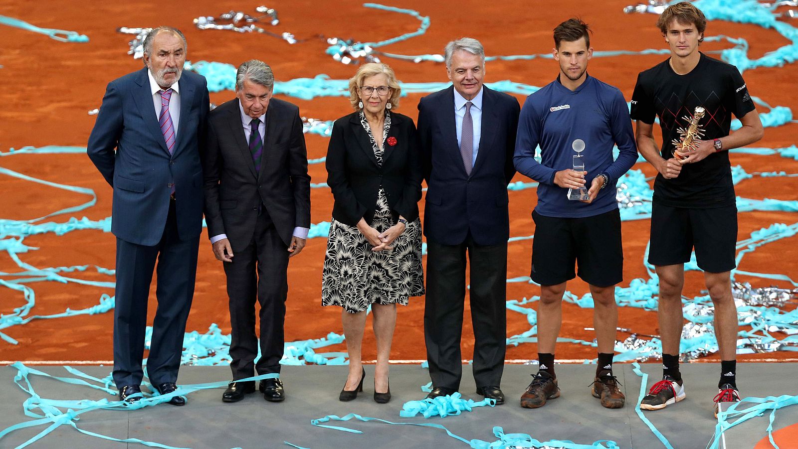 Entrega de trofeos del Madrid Open 2018 con el propietario del torneo, Ion Tiriac, a la izquierda y la alcaldesa de Madrid, Manuela Carmena, en el centro.