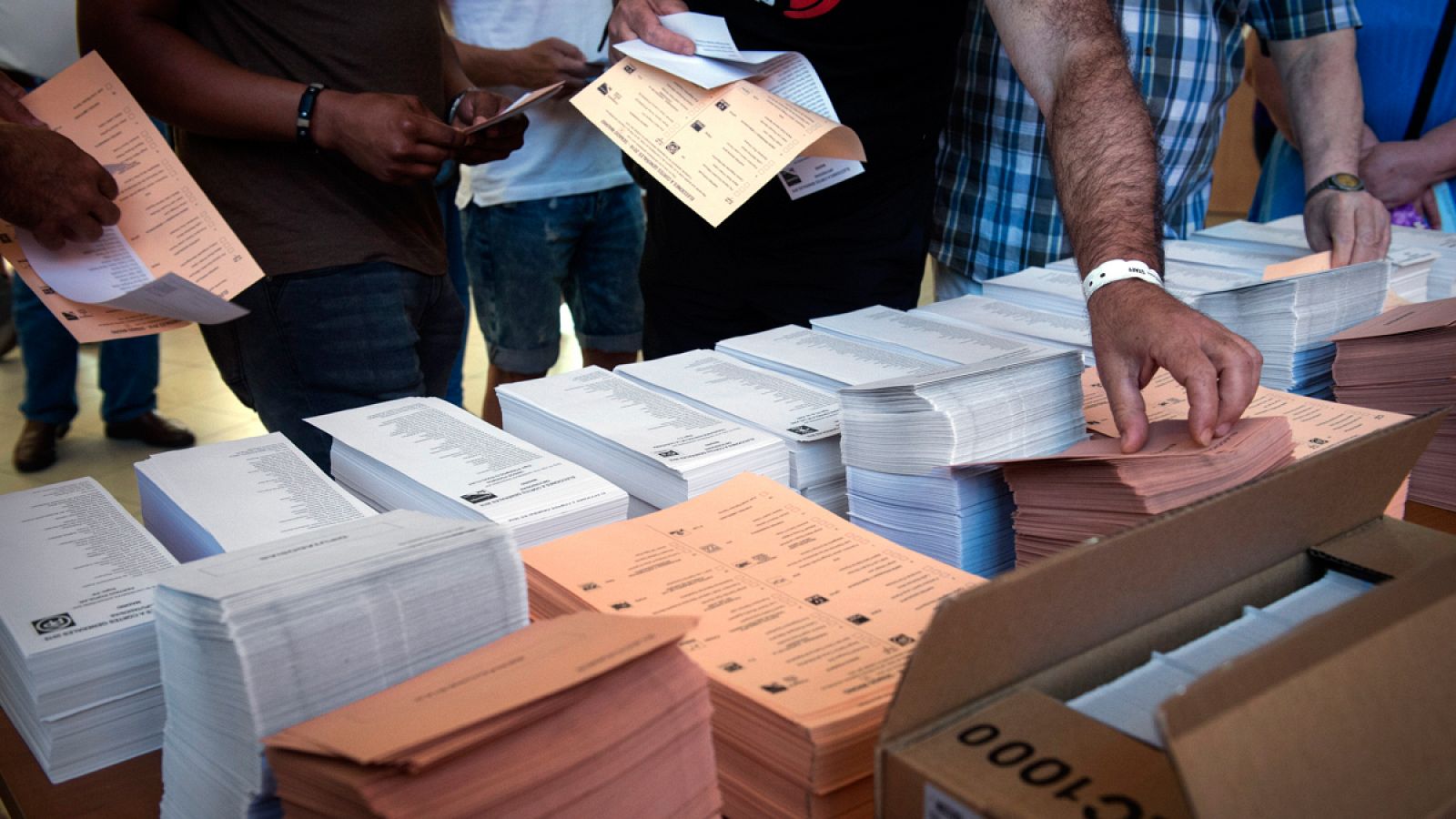 Varias personas momentos antes de ejercer su derecho al voto en el colegio electoral de Vallecas de Madrid en 2016.