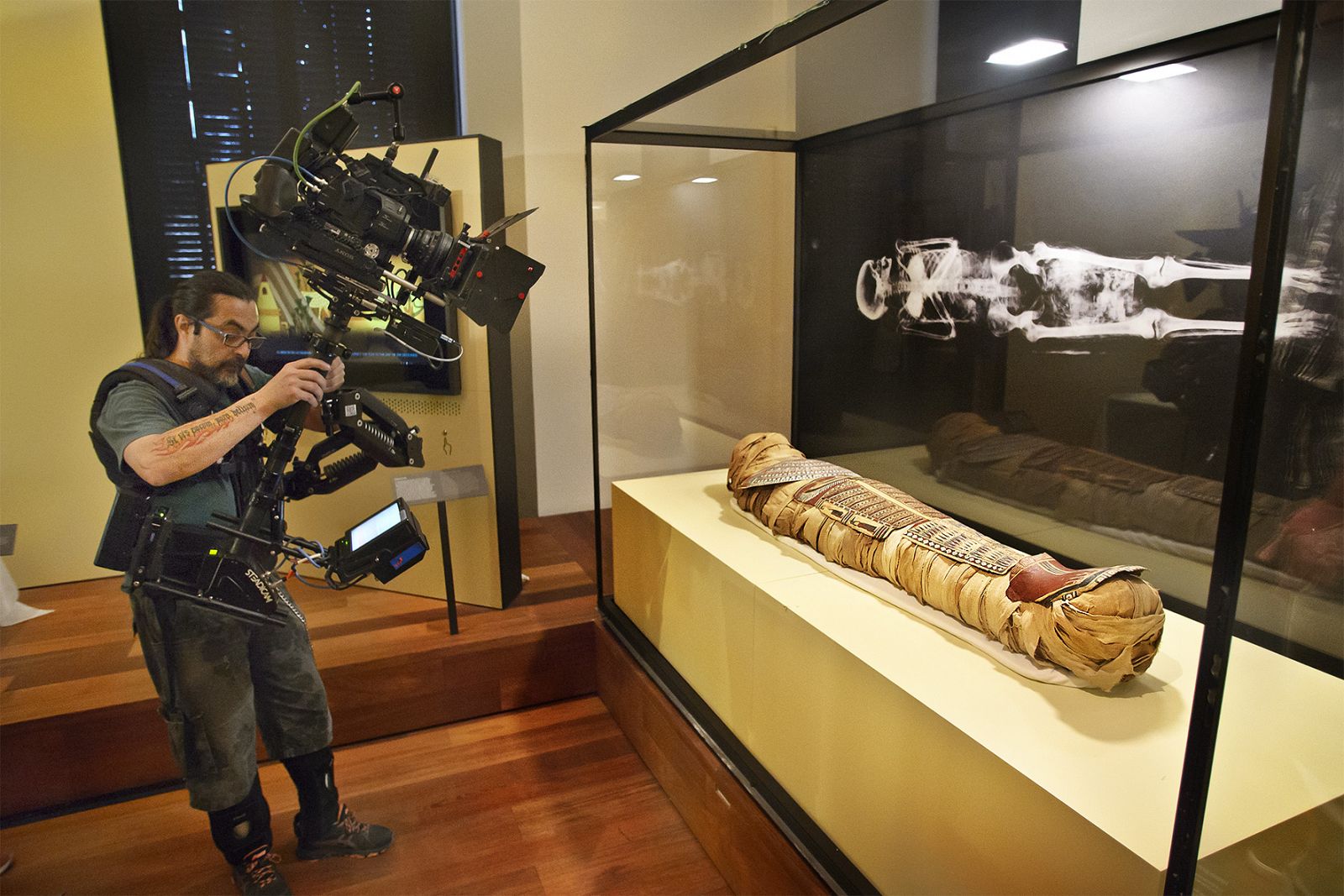 Rodando el documental en que se sometió a un TAC a una momia