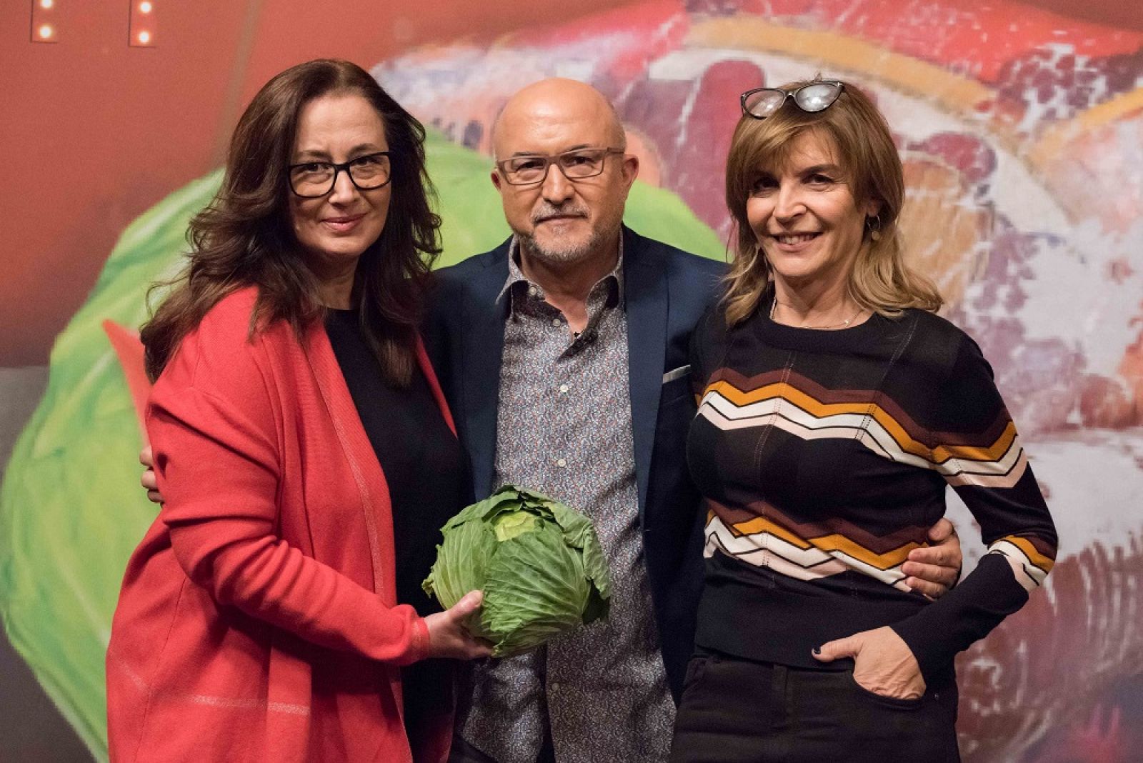 Elisenda Roca i Maria Ripoll amb Sergi Mas al 'fotocol' del 'Programa inesperat'