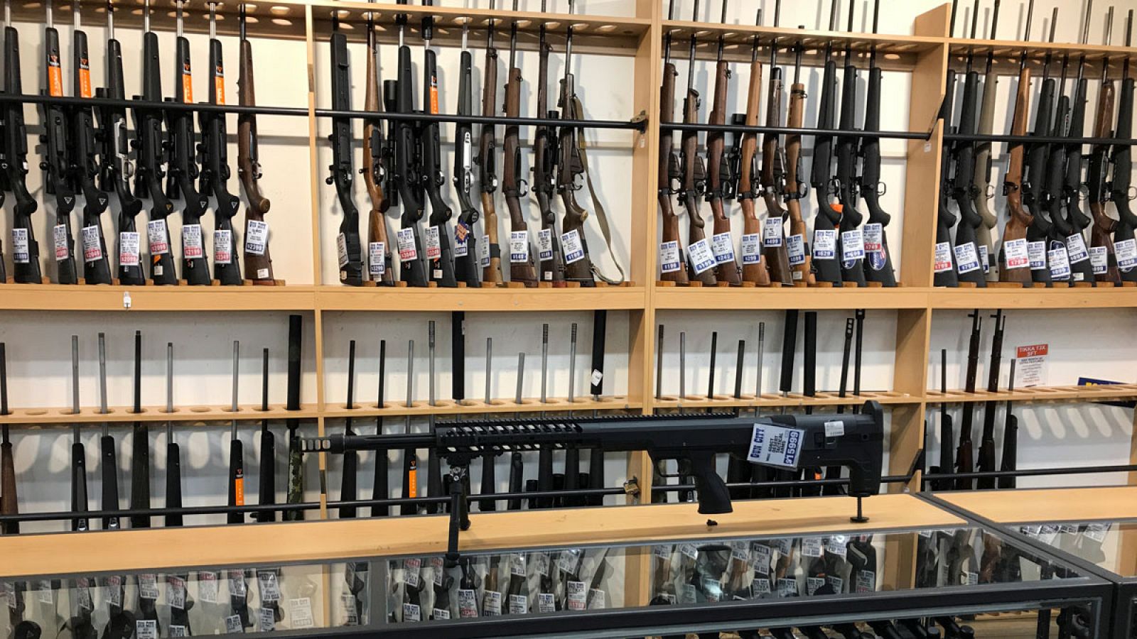 Muestrario de armas y sus accesorios en una armería de Christchurch.