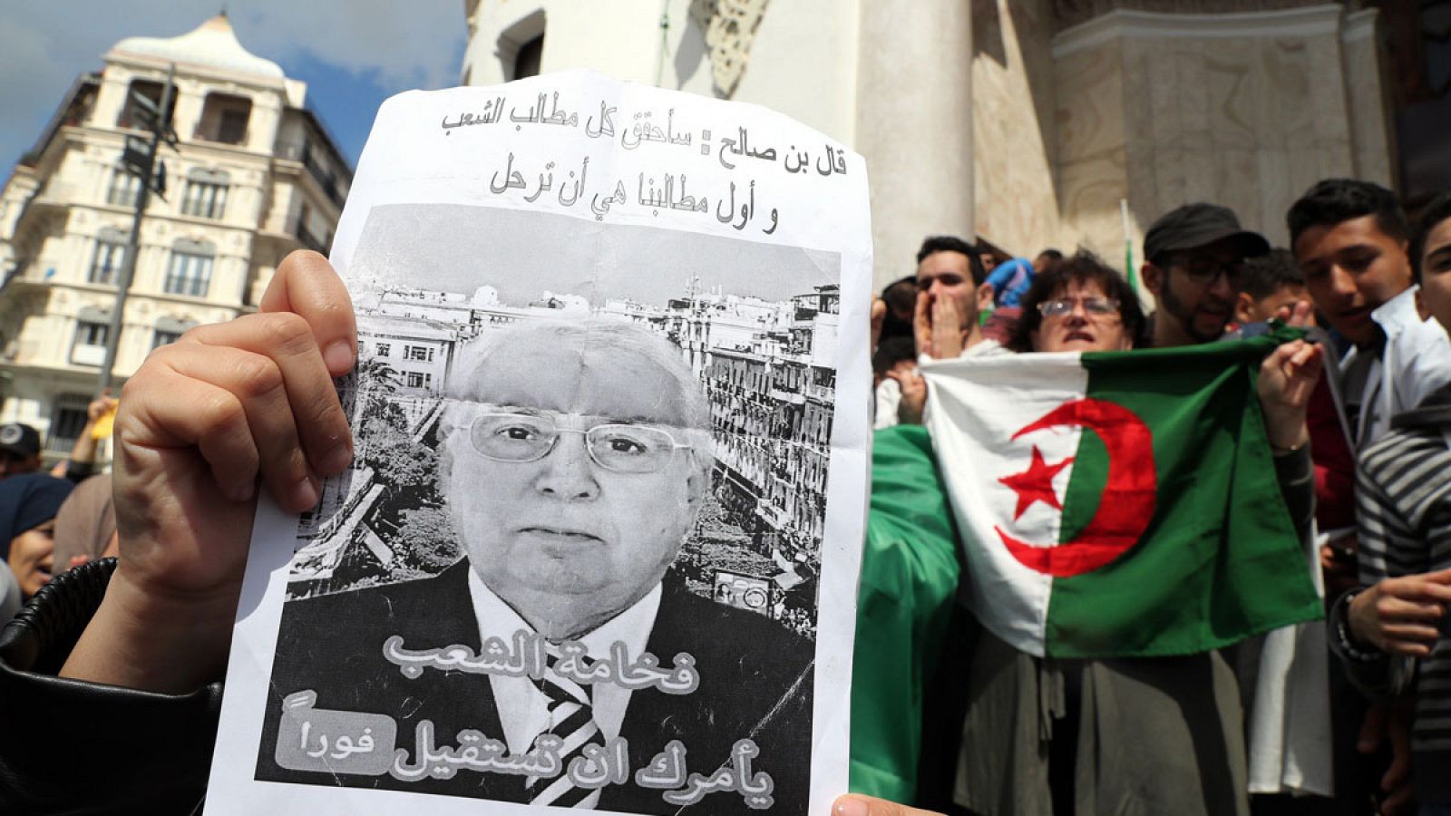 Cientos de argelinos gritan consignas contra el presidente interino Abdelkader Bensalah
