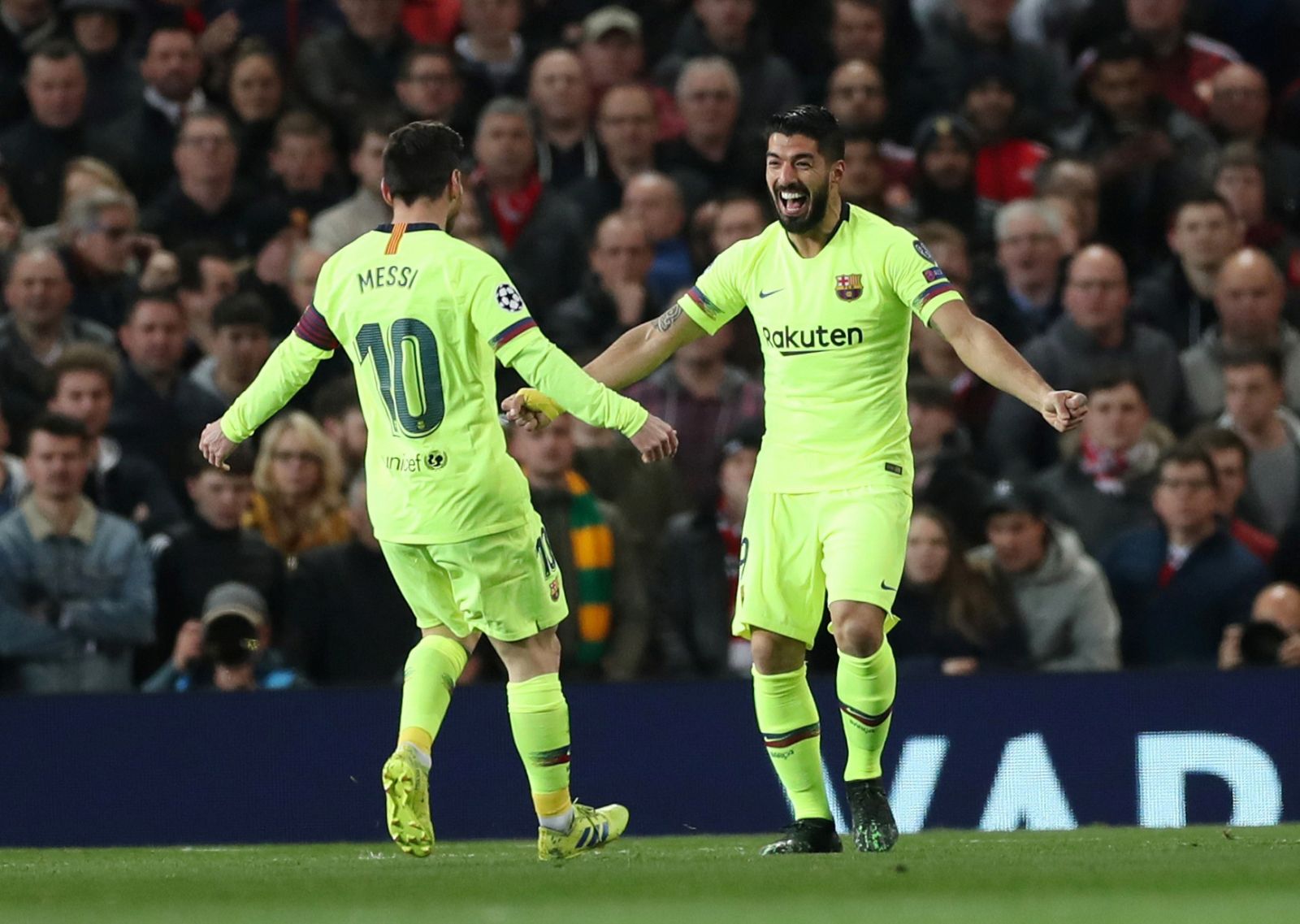 Luis Suárez y Messi celebran el gol del Barça en Old Trafford.