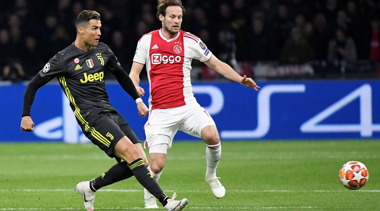 Cristiano, en acción en el Ajax-Juventus.