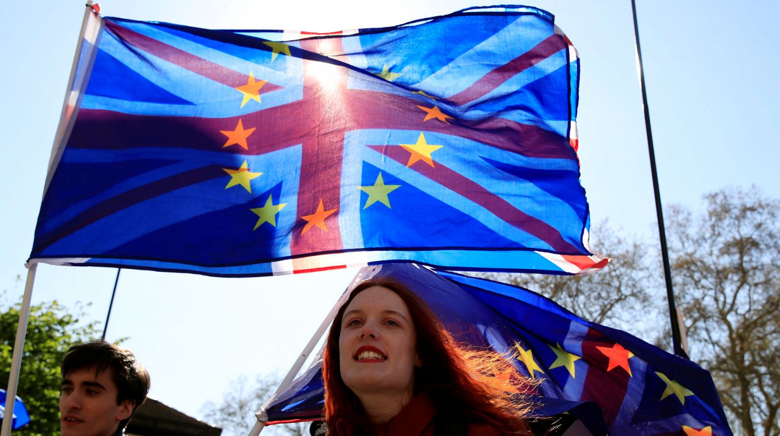 Manifestantes antibrexit enarbolan las banderas de la UE y la Union Jack