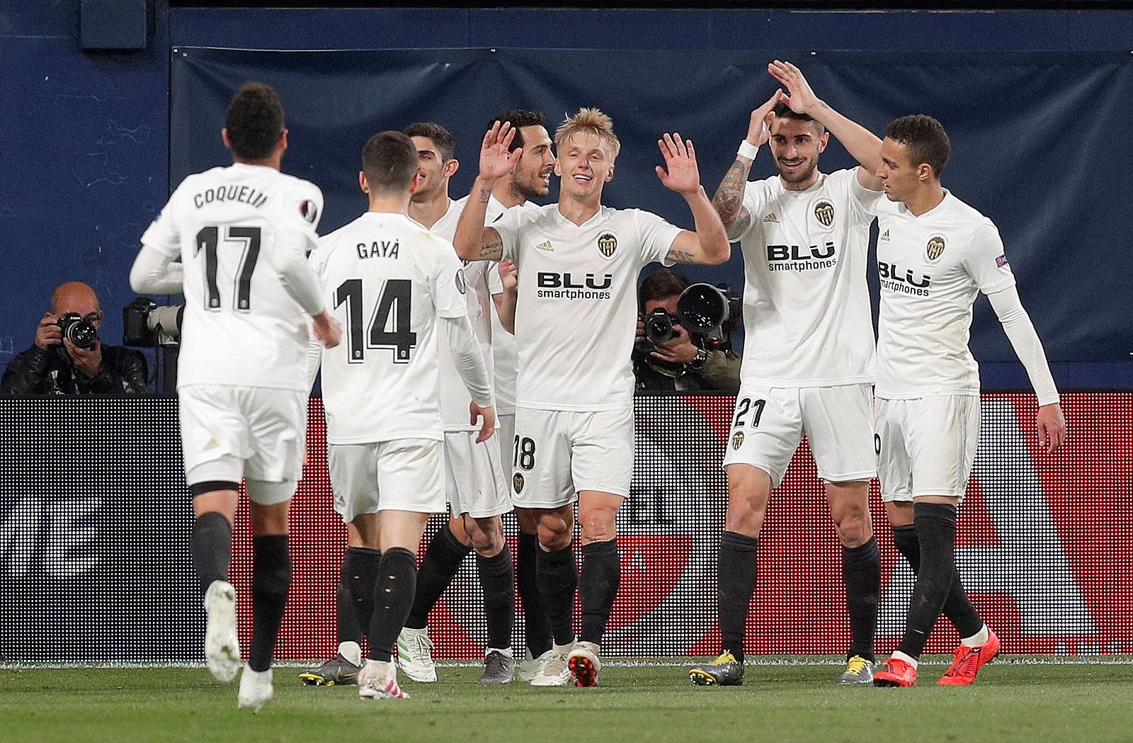 Los jugadores del Valencia celebran el segundo gol del equipo valencianista.