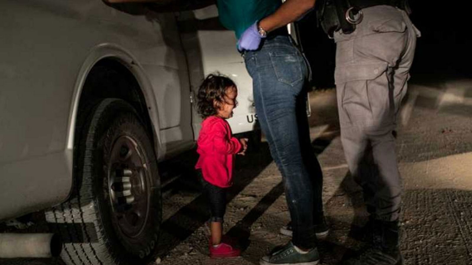 "Niña llorando en la frontera" de John Moore, Getty Images.