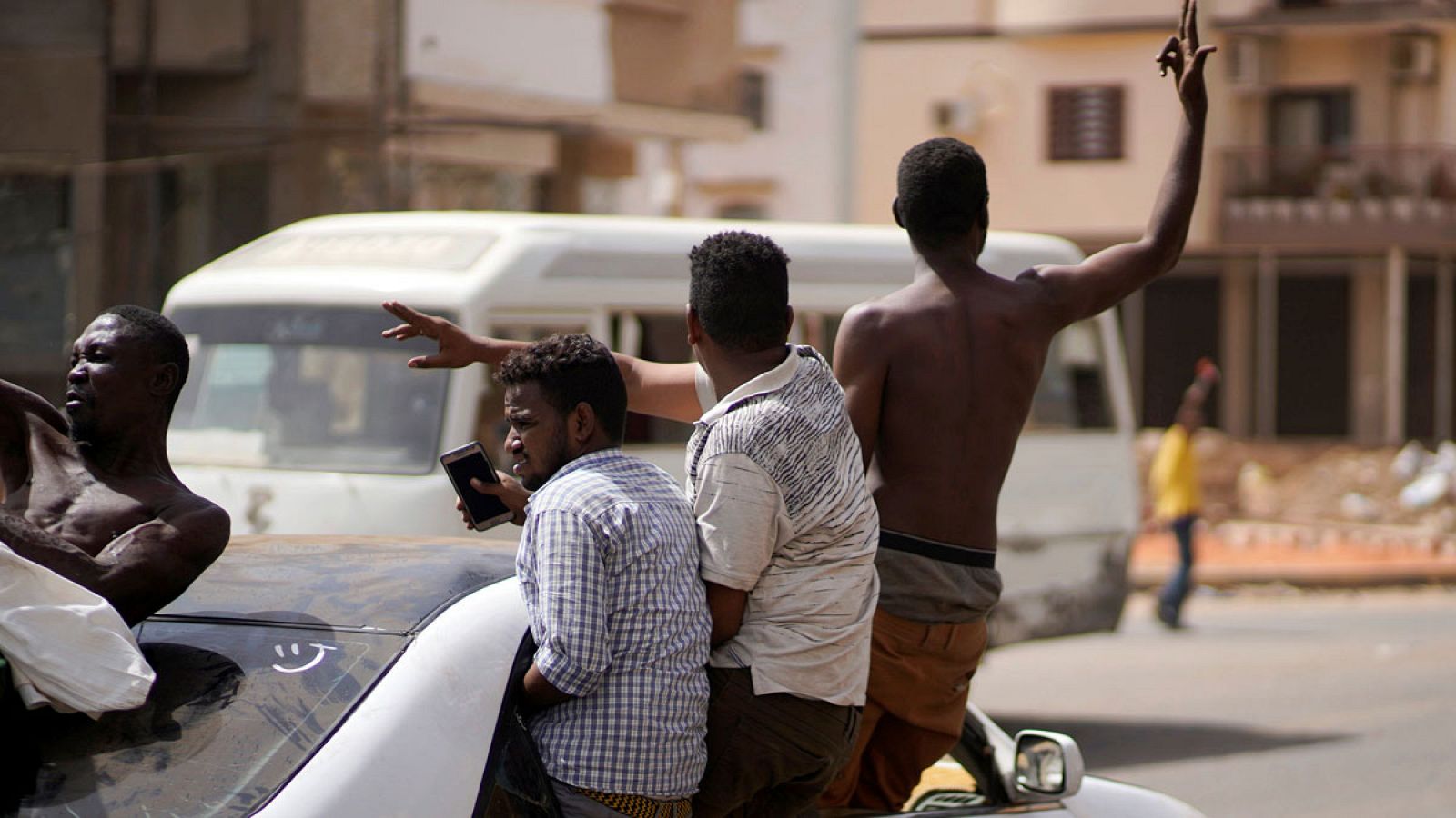 Manifestantes sudaneses coreando consignas mientras protestan contra el golpe de Estado militar.