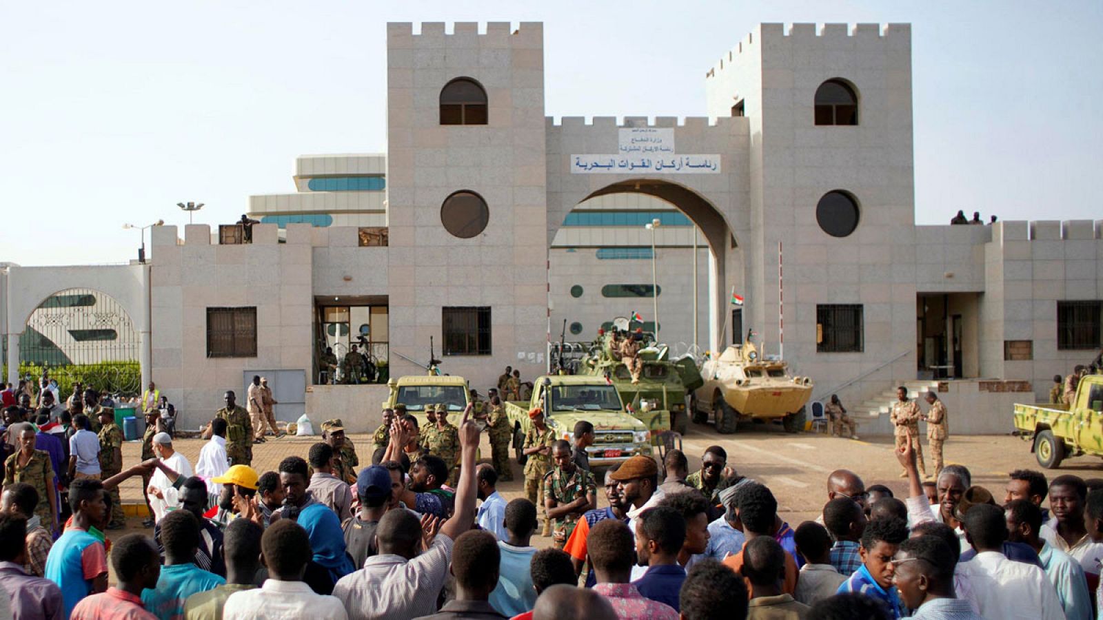 Los manifestantes sudaneses se reúnen para protestar contra el anuncio del ejército de que el presidente Omar al-Bashir sería reemplazado por un consejo de transición liderado por militares