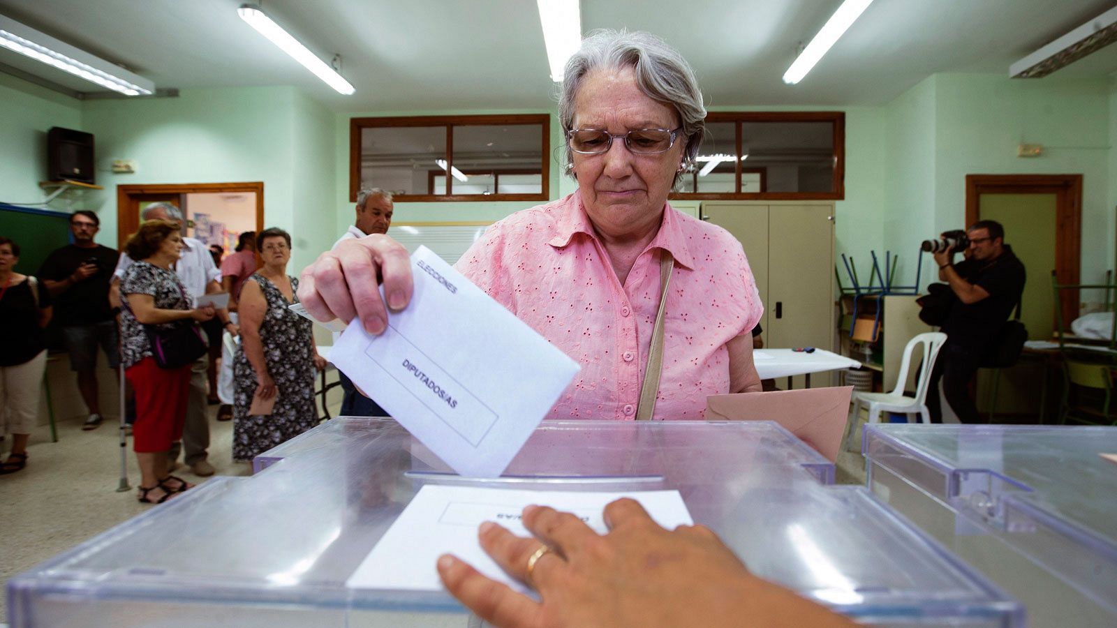 Una mujer ejerce su derecho al voto en un colegio electoral.