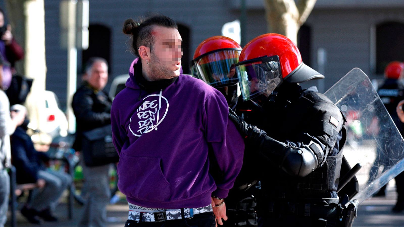 Un detenido por agentes de la Ertzaintza durante la concentración contra Vox en Bilbaobao