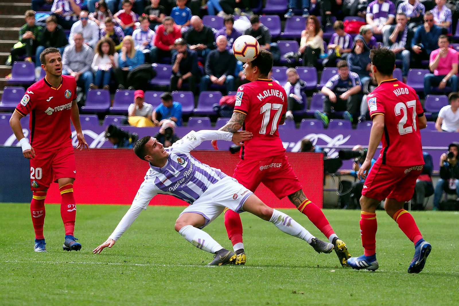 El jugador del Real Sergi Guardiola (i) y el defensa uruguayo del Getafe Mathias Olivera (d), durante el partido de la jornada 32 de la LaLiga