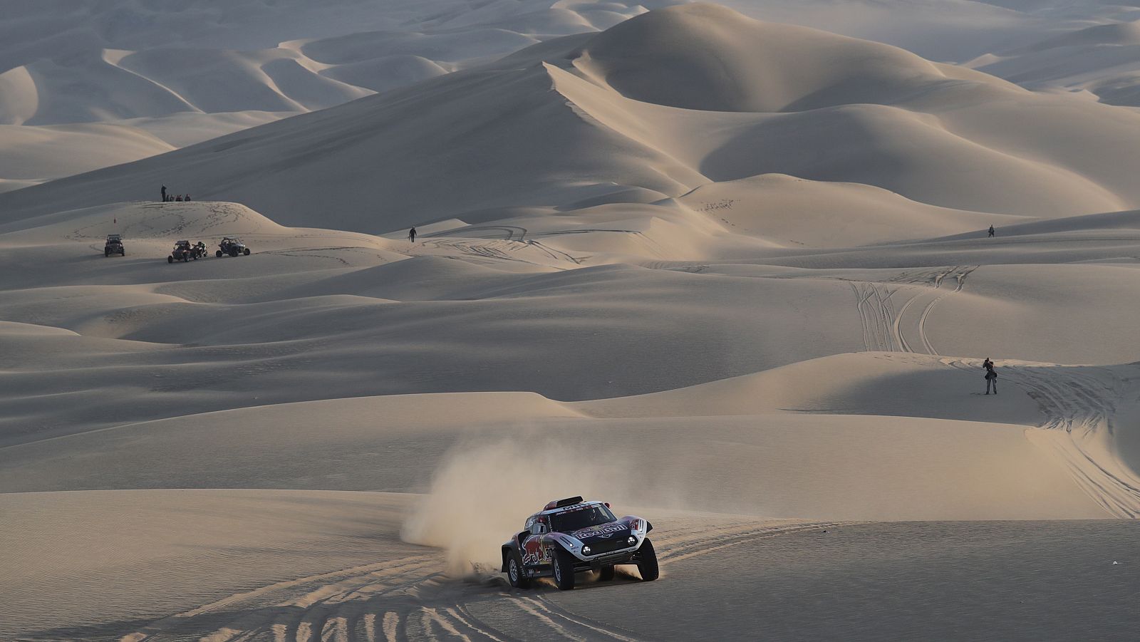 Imagen del francés Stephane Peterhansel en la disputa del Rally Dakar 2019