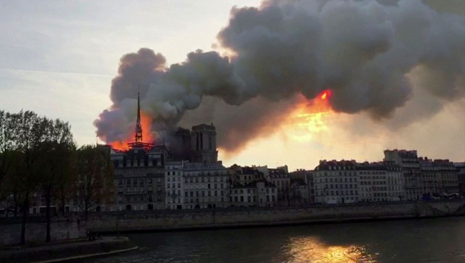 El denso humo cubre la catedral de Notre Dame en el centro de Paris.