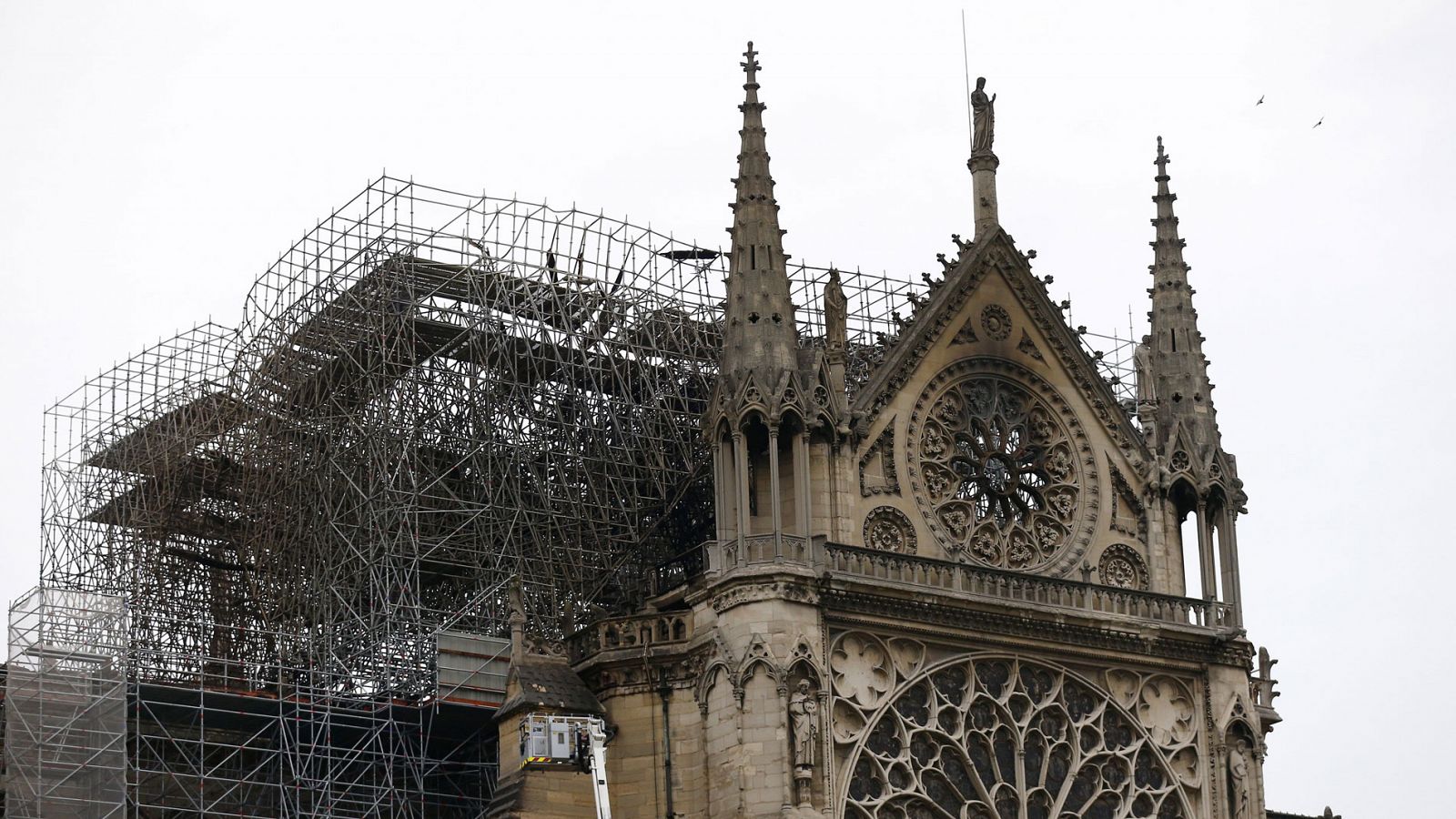 Vista de parte de la estructura la catedral de Notre Dame afectada por un incendio en París Francia