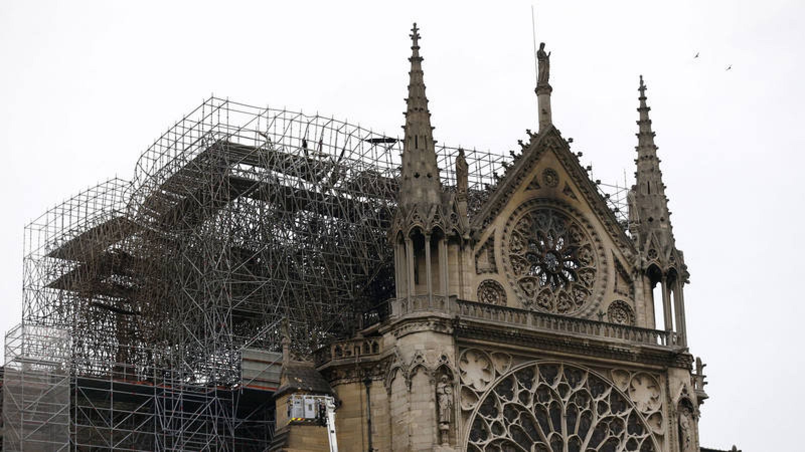 Vista de parte de la estructura la catedral de Notre Dame afectada por un incendio en París Francia 