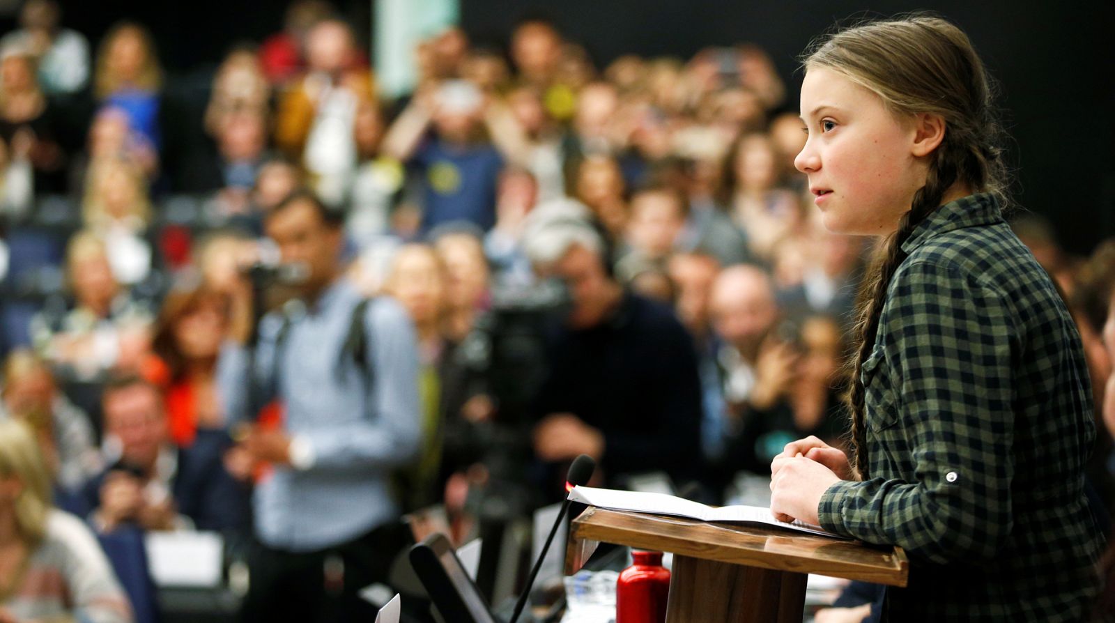 La activista sueca Greta Thunberg durante su discurso ante al Eurocámara