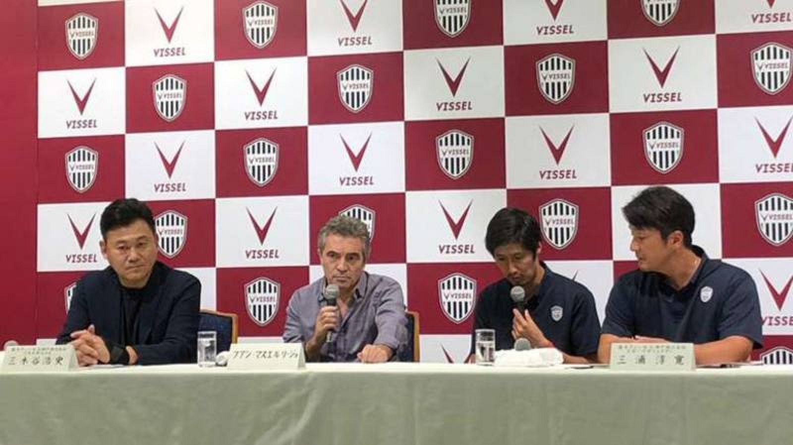 Imagen de la presentacion de Juanma Lillo como entrenador del Vissel Kobe.