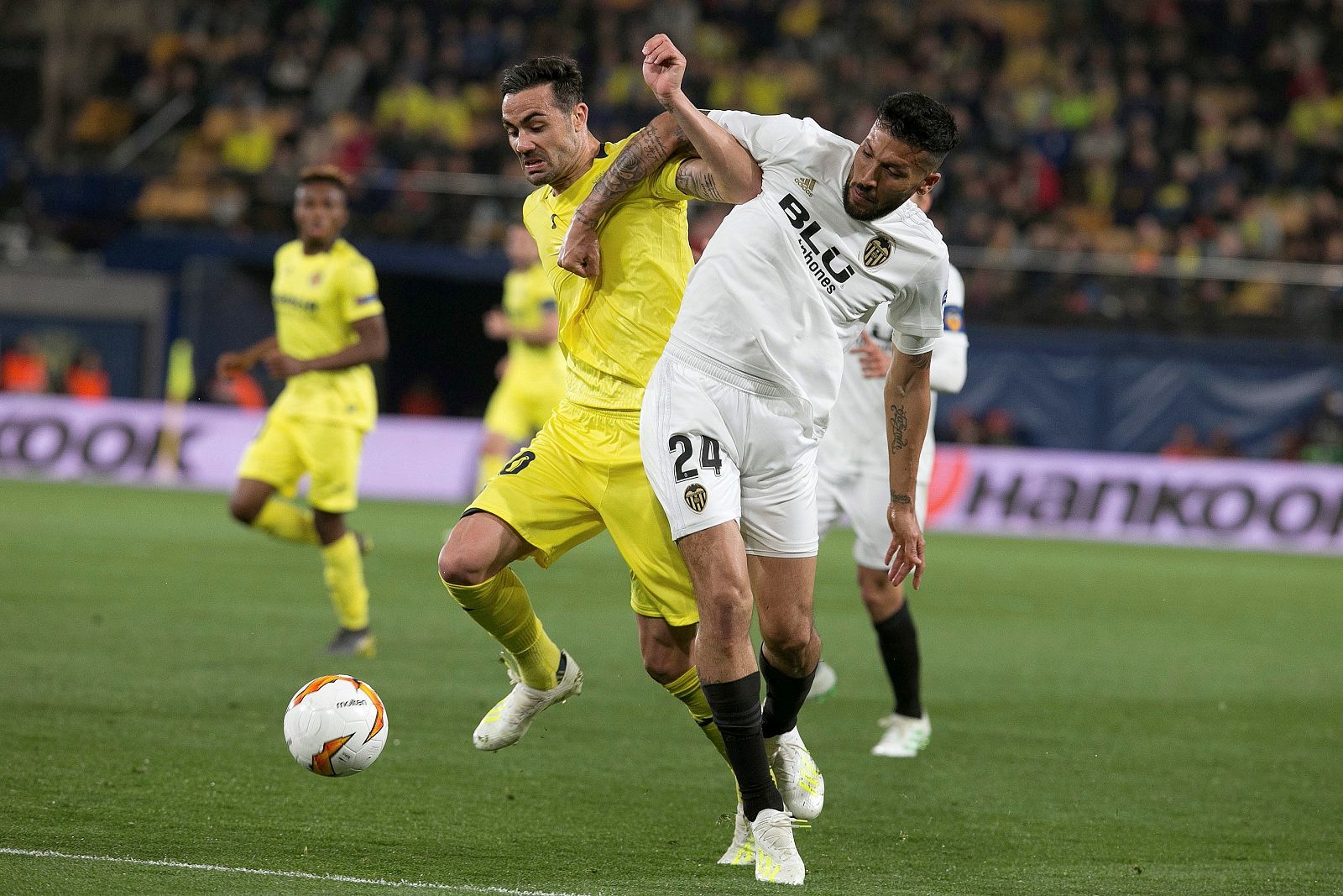 El centrocampista del Villarreal, Vicente Iborra (i), disputa el balón ante el defensa argentino del Valencia, Ezequiel Garay, durante el encuentro de ida.